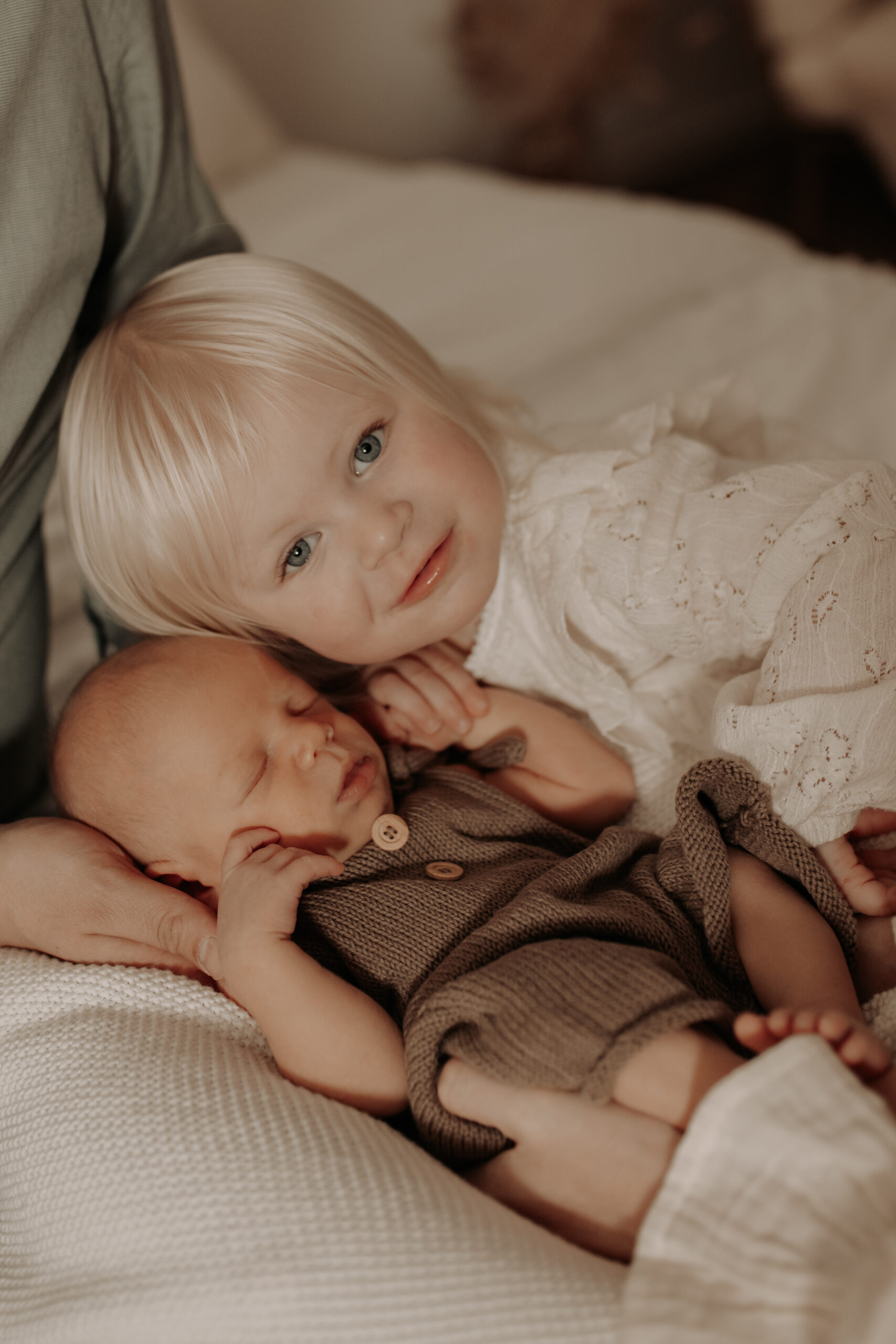 minimalistische Babyfotografie helle Töne NRW