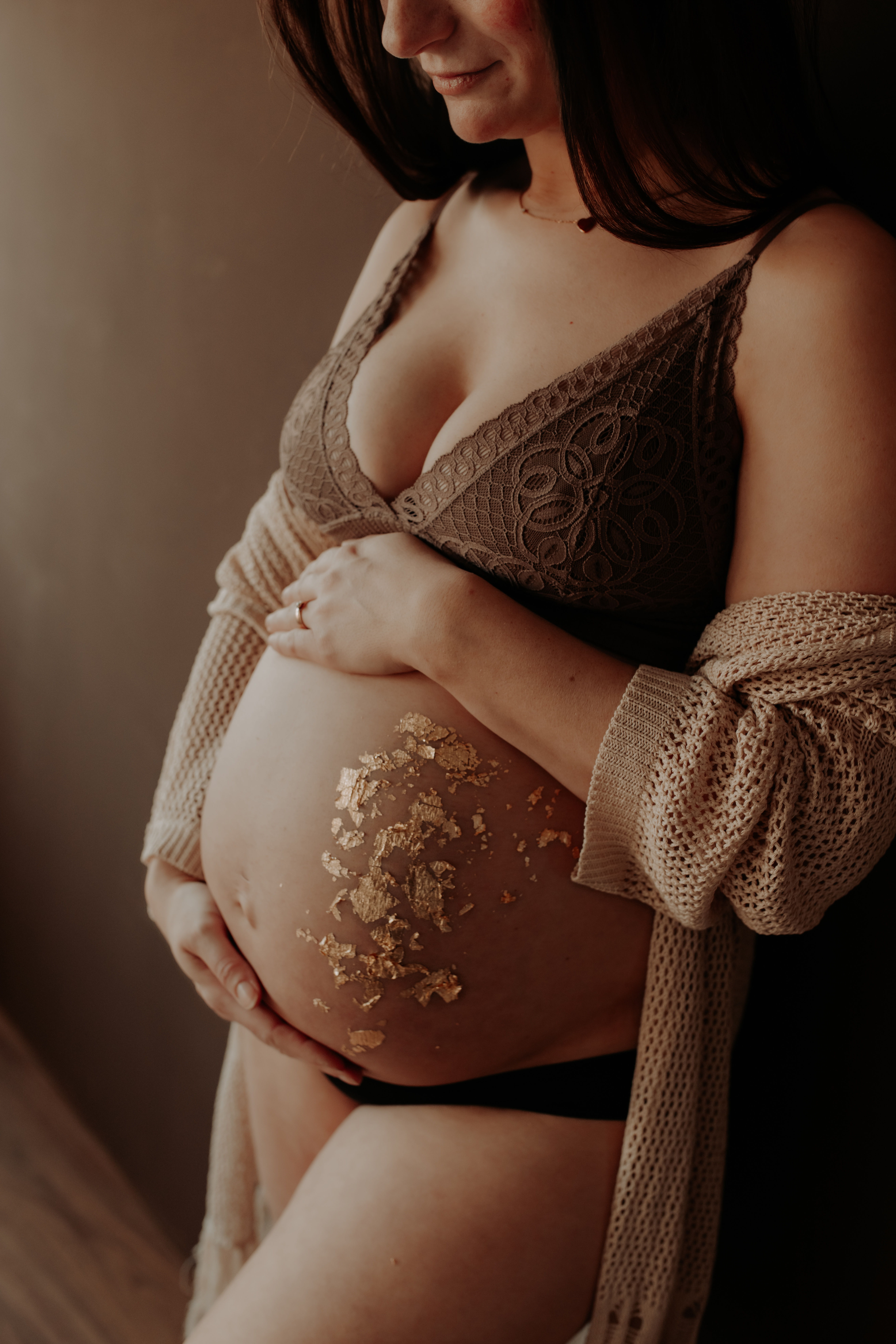 natürliche Babybbauch Session im Studio in Viersen