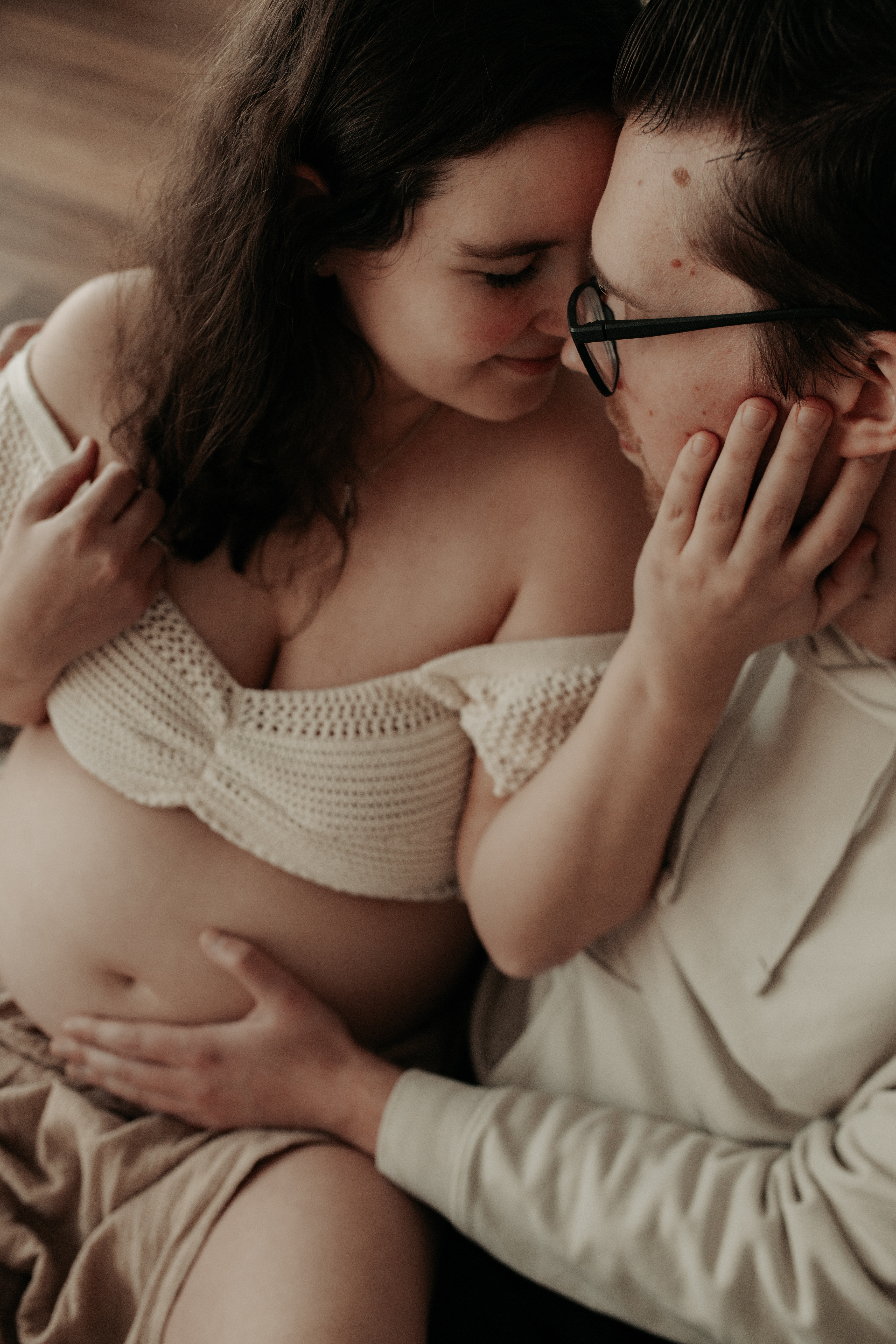 Babybauchshooting mit Partner in Viersen im natürlichem Licht