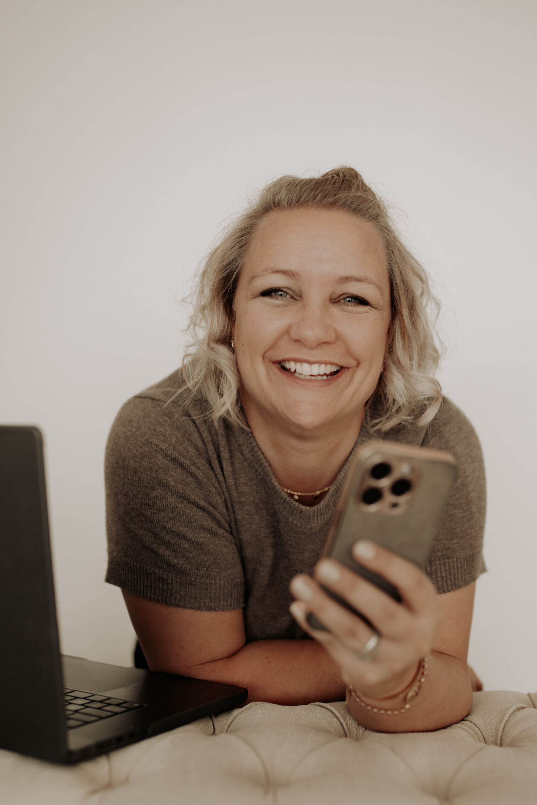 Portrait einer Newborn Fotografin und Coachin für Anfängerinnen in der Babyfotografie
