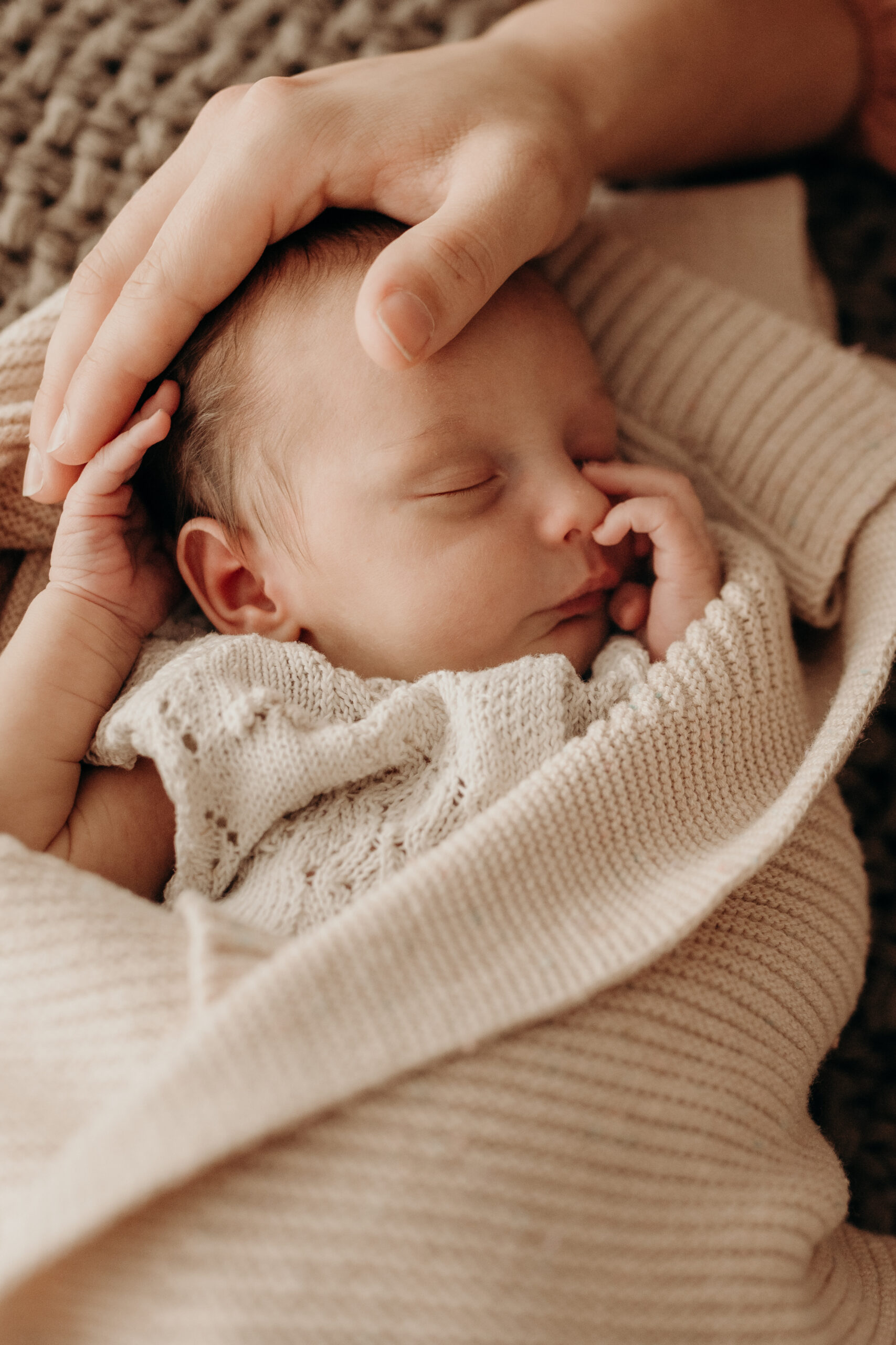 Detailaufnahme eines schlafenden Neugeborenen während eines professionellen Newborn Shootings
