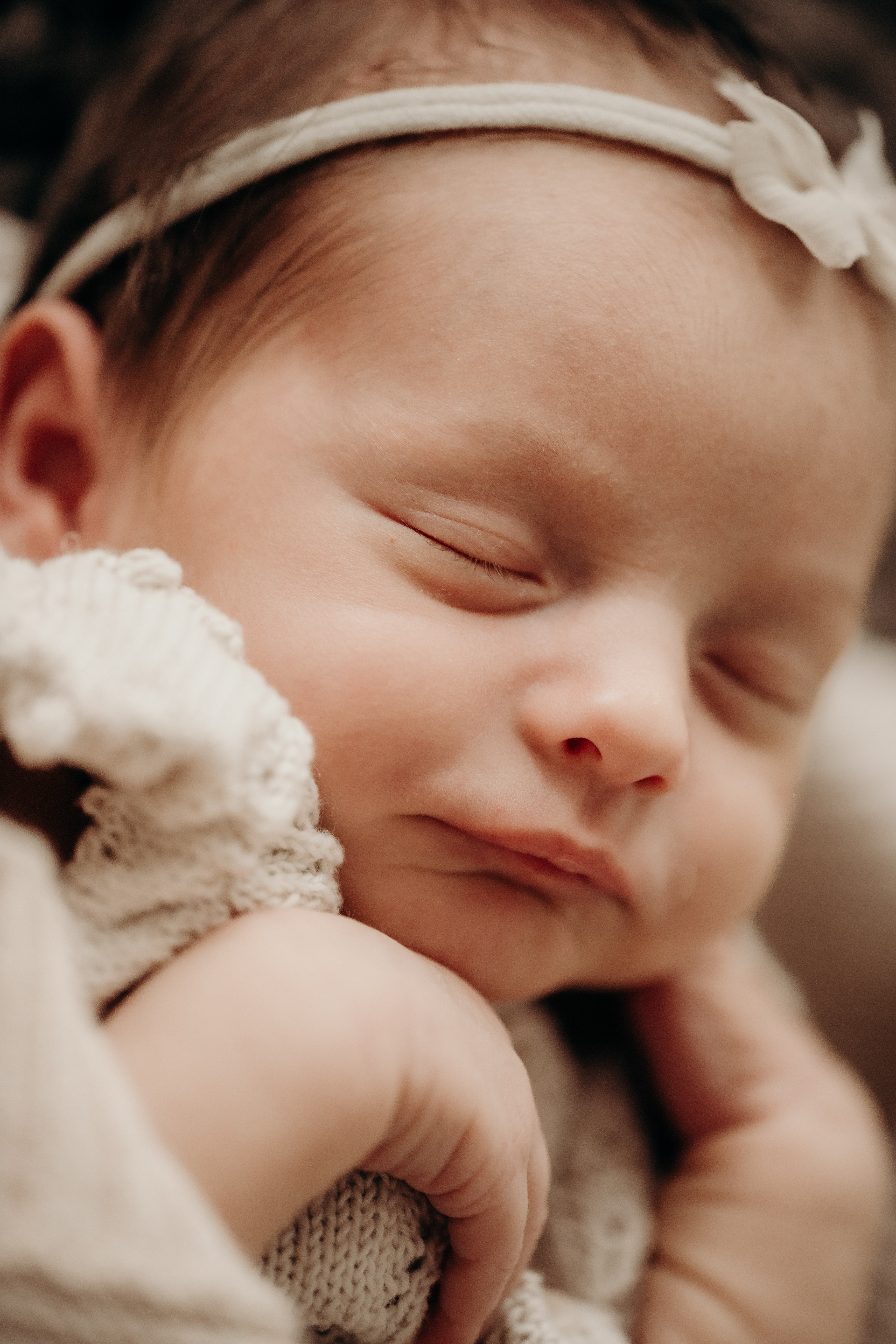 Sichere und einfache Newborn Pose für Anfängerinnen in der Babyfotografie