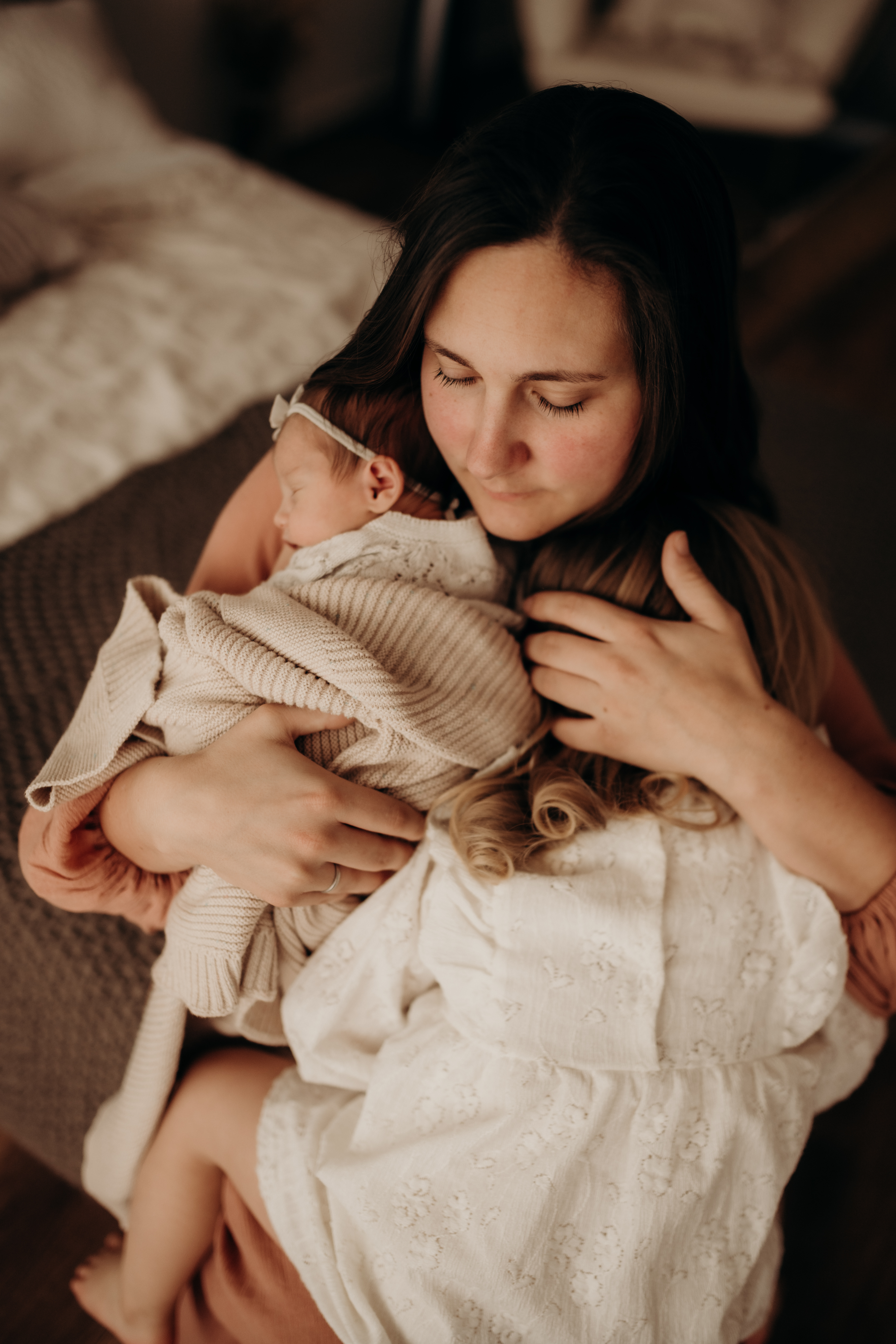 Sichere und einfache Newborn Pose für Anfängerinnen in der Babyfotografie