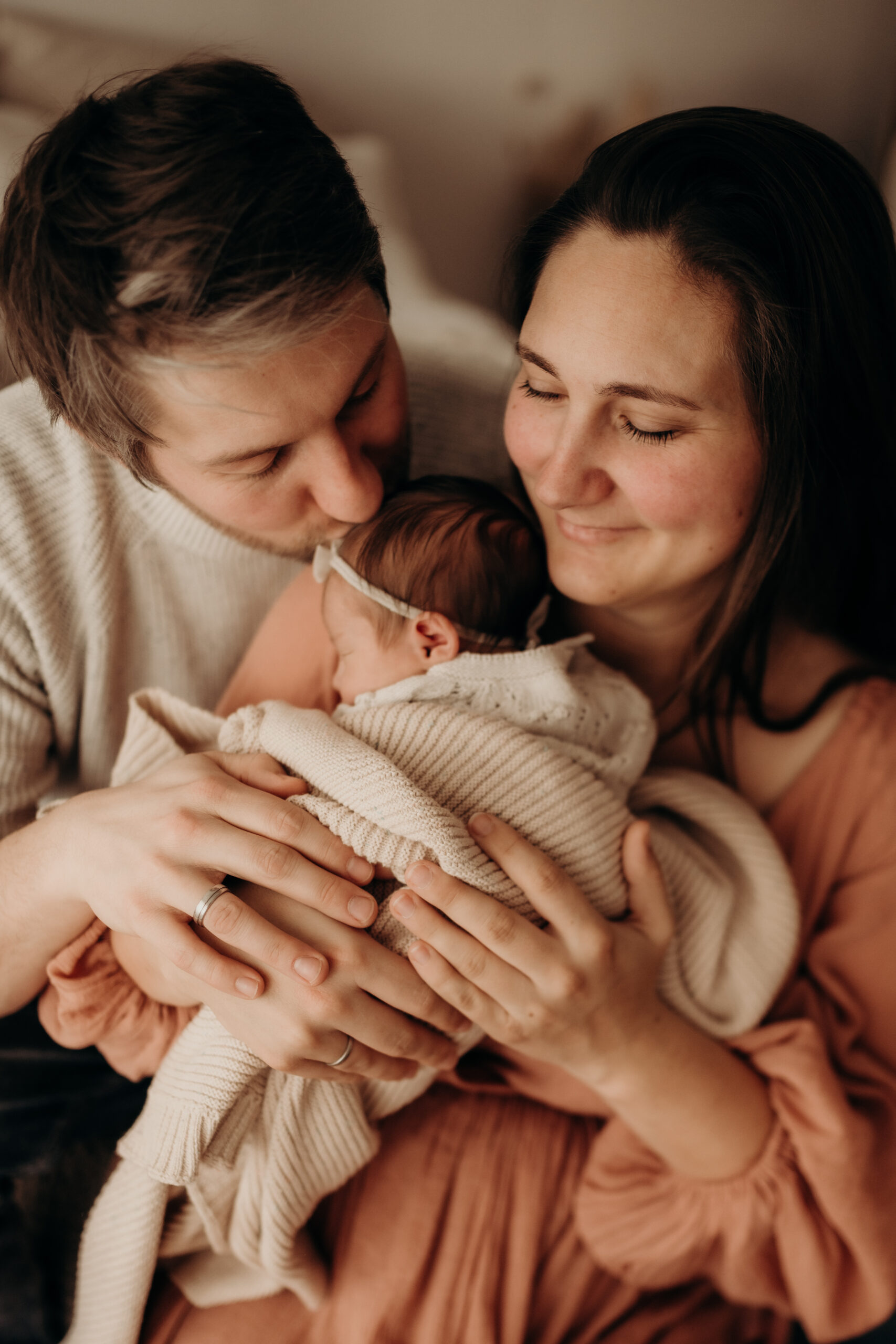 Natürliche Elternaufnahme mit Neugeborenem während eines Newborn Shootings